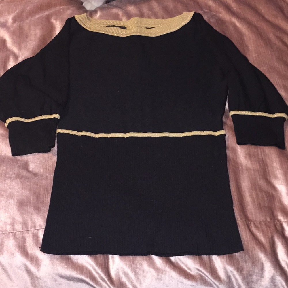 ⬇️ Black & Gold Sweater